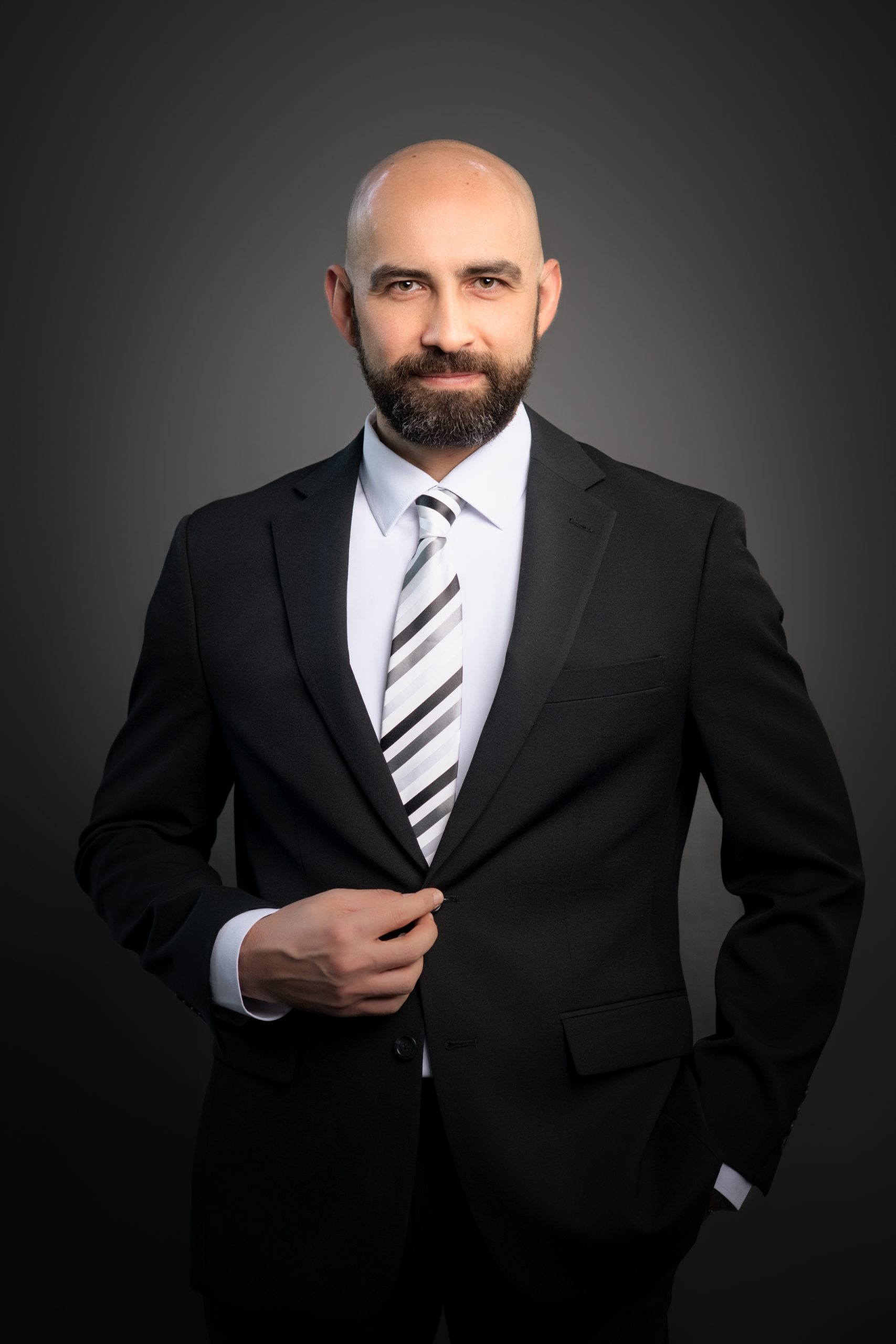Professional photo of Ray Oroumi, realtor